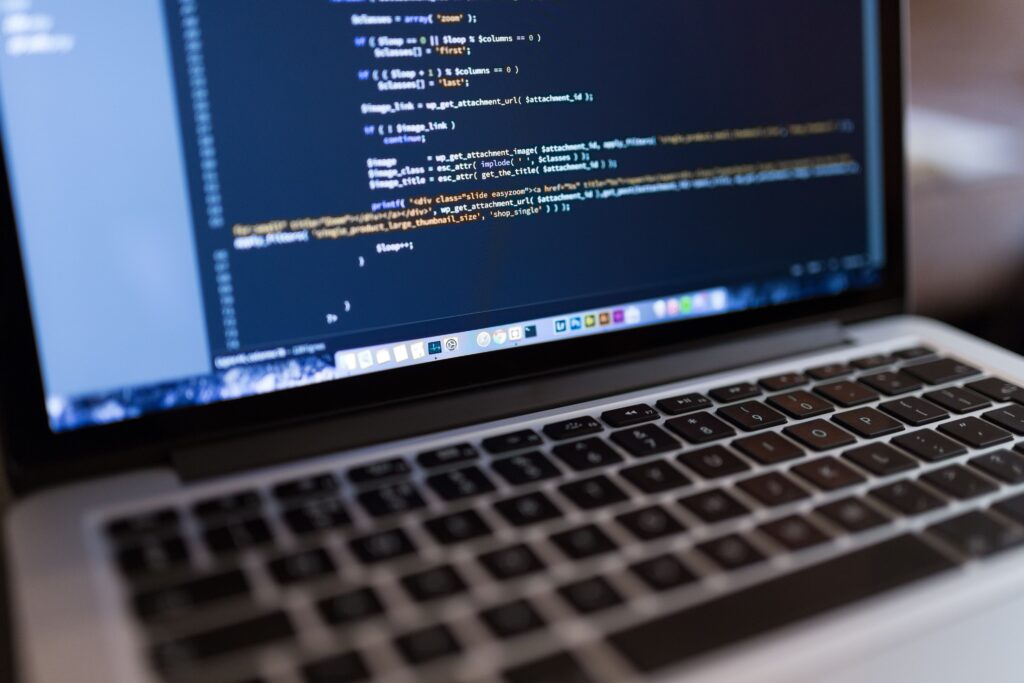 Geöffnetes Notebook zeigt Quelltext